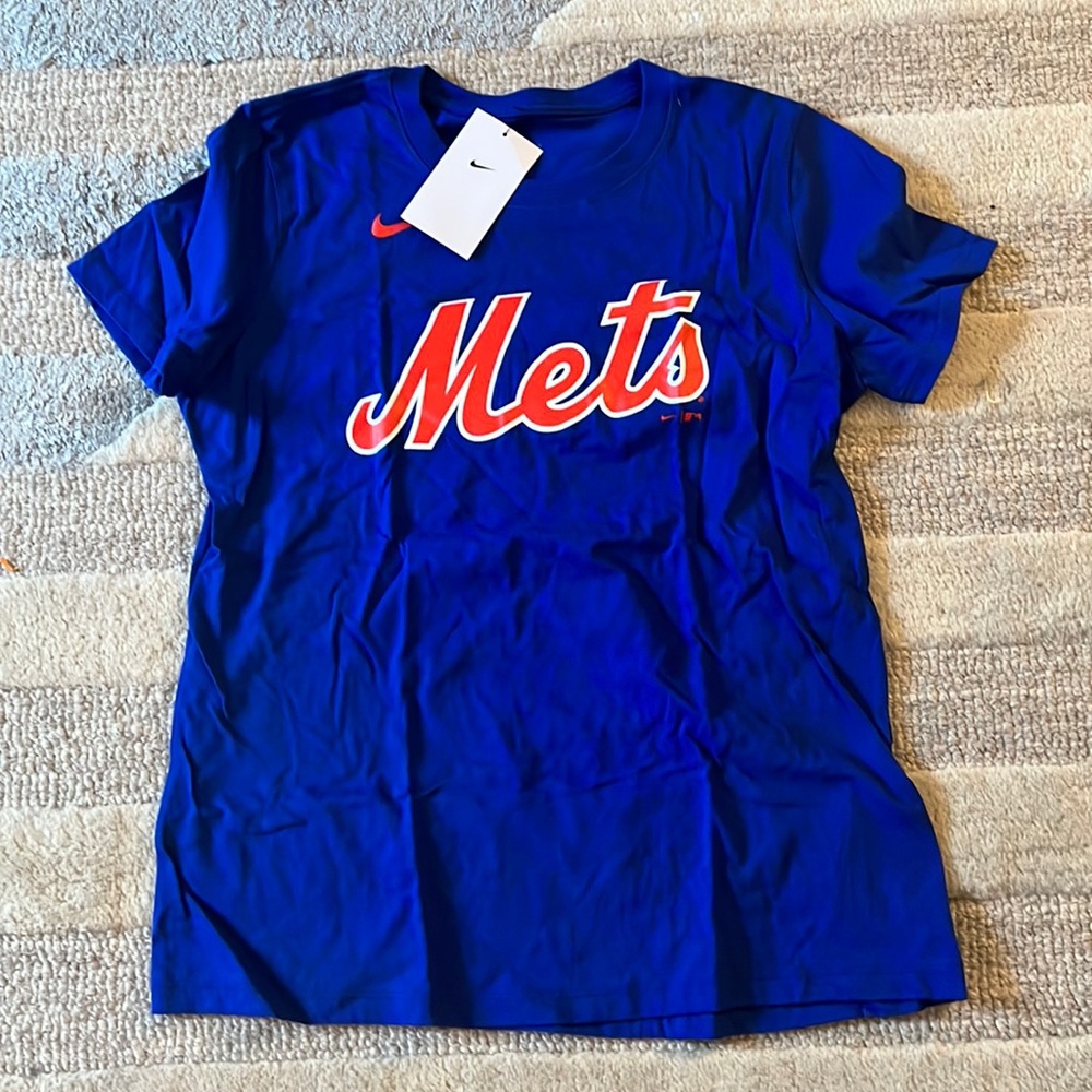 Women’s METS shirt size Medium. Never Worn with Tags